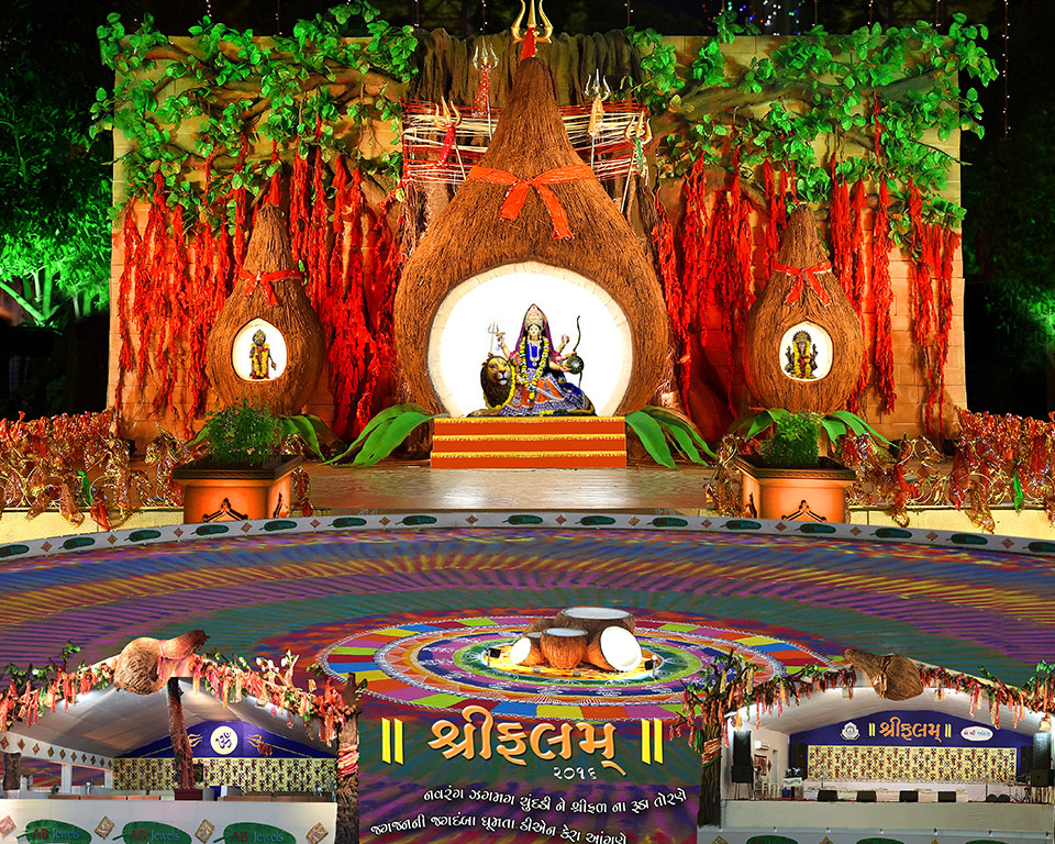 ।। શ્રીફલમ્ ।। નવરંગ ઝગમગ ચુંદડી ને શ્રીફળ ના રૂડા તોરણે જગજ્જનની જગદંબા ધૂમતા ડીએન કેરા આંગણે
 Navratri 2016